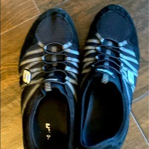 LIKE NEW Black Skechers Size 9.5